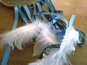 04. Detalle cintas azules y plumas como hacer atrapasueños tutorial trizas y trazos