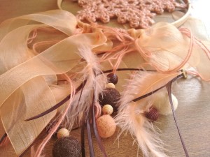 04. Detalle cintas y plumas como hacer atrapasueños tutorial trizas y trazos