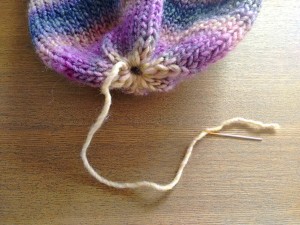 06. Punto tejer paso a paso tutorial conjunto gorro y mitones mujer - Pasar hilo por puntos