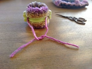 106. Punto tejer paso a paso tutorial conjunto gorro y mitones mujer - Pasar hilo para hacer nudos