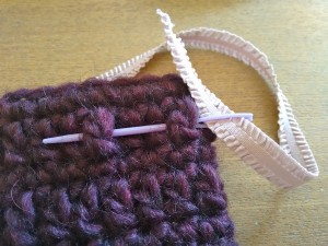 tutorial ganchillo instrucciones gorro lana mujer facil con lazo trizas y trazos colocar cinta