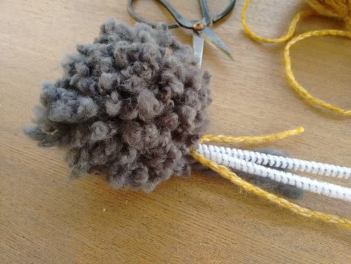 02 Tutorial cómo hacer jarrón flores con pompones de lana trizas y trazos - Juntar pompón y limpiapipas