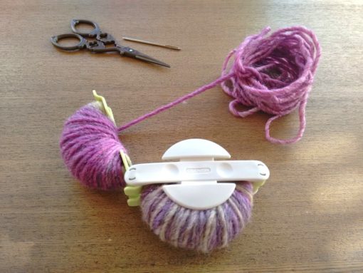 03 - Cómo hacer un pompón fácil con pomponera Tutorial - Cerrar lado y lana en el otro