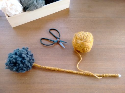 03 Tutorial cómo hacer jarrón flores con pompones de lana trizas y trazos - Forrar
