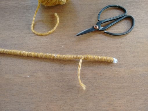 04 Tutorial cómo hacer jarrón flores con pompones de lana trizas y trazos - Hacer nudo