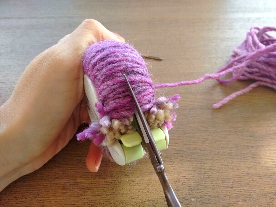 05 - Cómo hacer un pompón fácil con pomponera Tutorial - Cortar lana