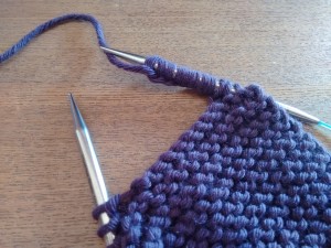 05. Punto tejer paso a paso tutorial gorro y bufanda para bebé - Tejer bufanda paso 2 ojal