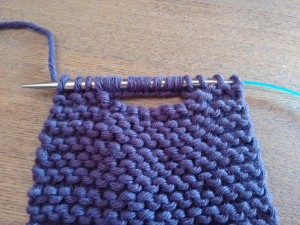 06. Punto tejer paso a paso tutorial gorro y bufanda para bebé - Tejer bufanda paso 3 ojal