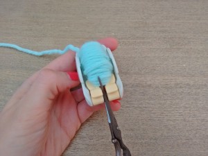 10. Punto tejer paso a paso tutorial gorro y bufanda para bebé - Tejer bufanda paso 4 pompón