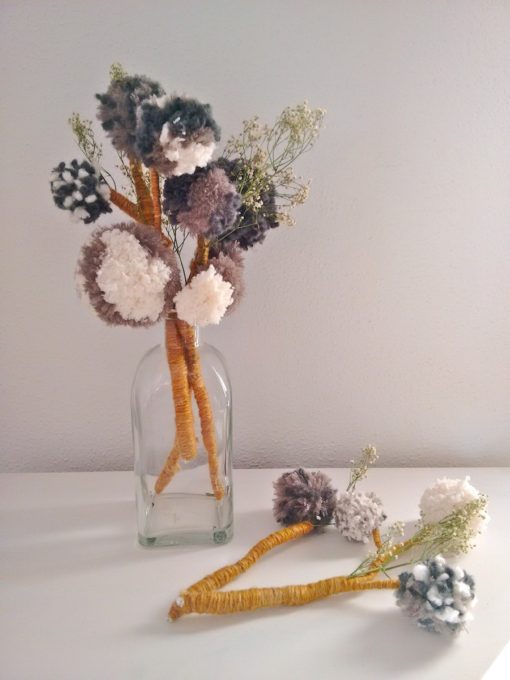 Jarrón flores con pompones de lana trizas y trazos
