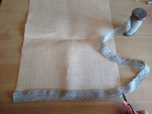 02 Tutorial cómo hacer mantelito rústico tela arpillera trizas y trazos - cortar cinta puntilla algodón