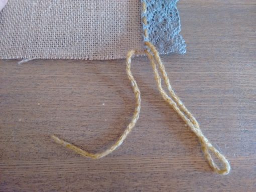 04 Tutorial cómo hacer mantelito rústico tela arpillera trizas y trazos - dejar para lazo