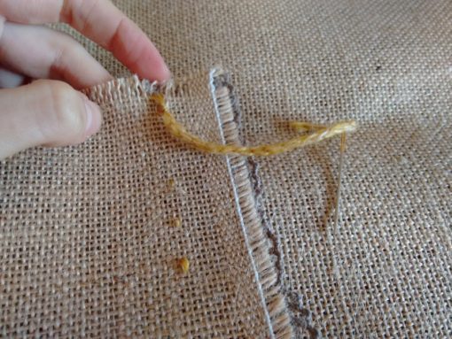 07 Tutorial cómo hacer mantelito rústico tela arpillera trizas y trazos - hacer nudo