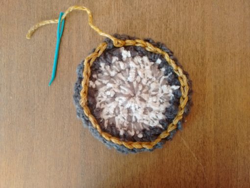 Tutorial paso a paso posavasos decoración mesa navidad invierno ganchillo Trizas y Trazos - 09. Cerrar el punto enano paso 1