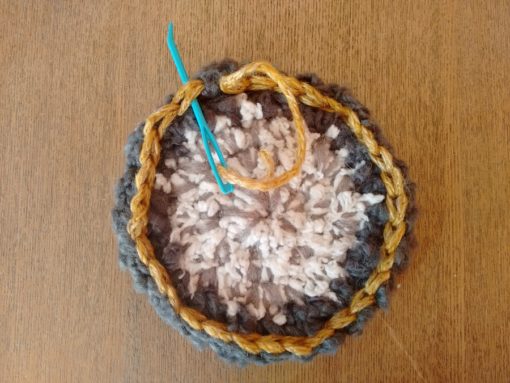 Tutorial paso a paso posavasos decoración mesa navidad invierno ganchillo Trizas y Trazos - 09. Cerrar el punto enano paso 2