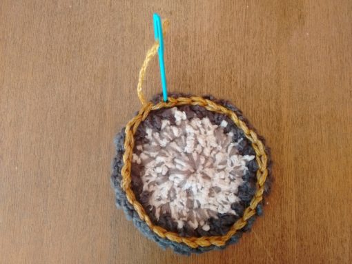 Tutorial paso a paso posavasos decoración mesa navidad invierno ganchillo Trizas y Trazos - 09. Cerrar el punto enano paso 3