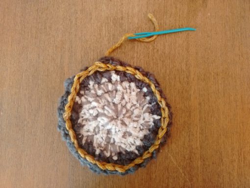 Tutorial paso a paso posavasos decoración mesa navidad invierno ganchillo Trizas y Trazos - 09. Cerrar el punto enano paso 4